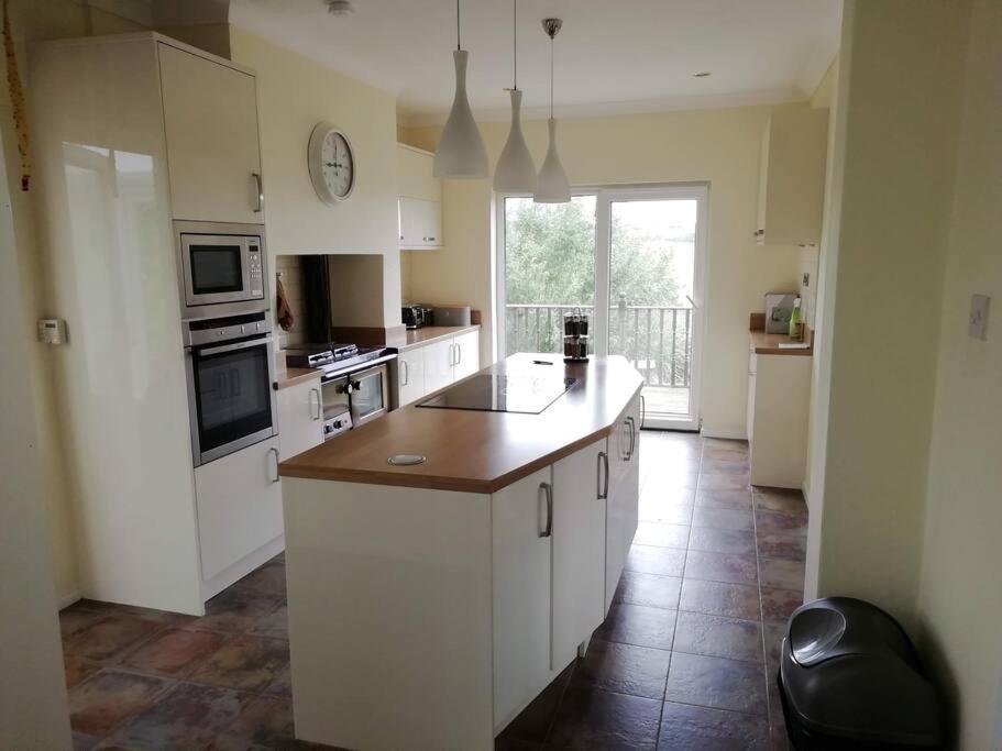 ניוטאון Country Home With Gardens מראה חיצוני תמונה